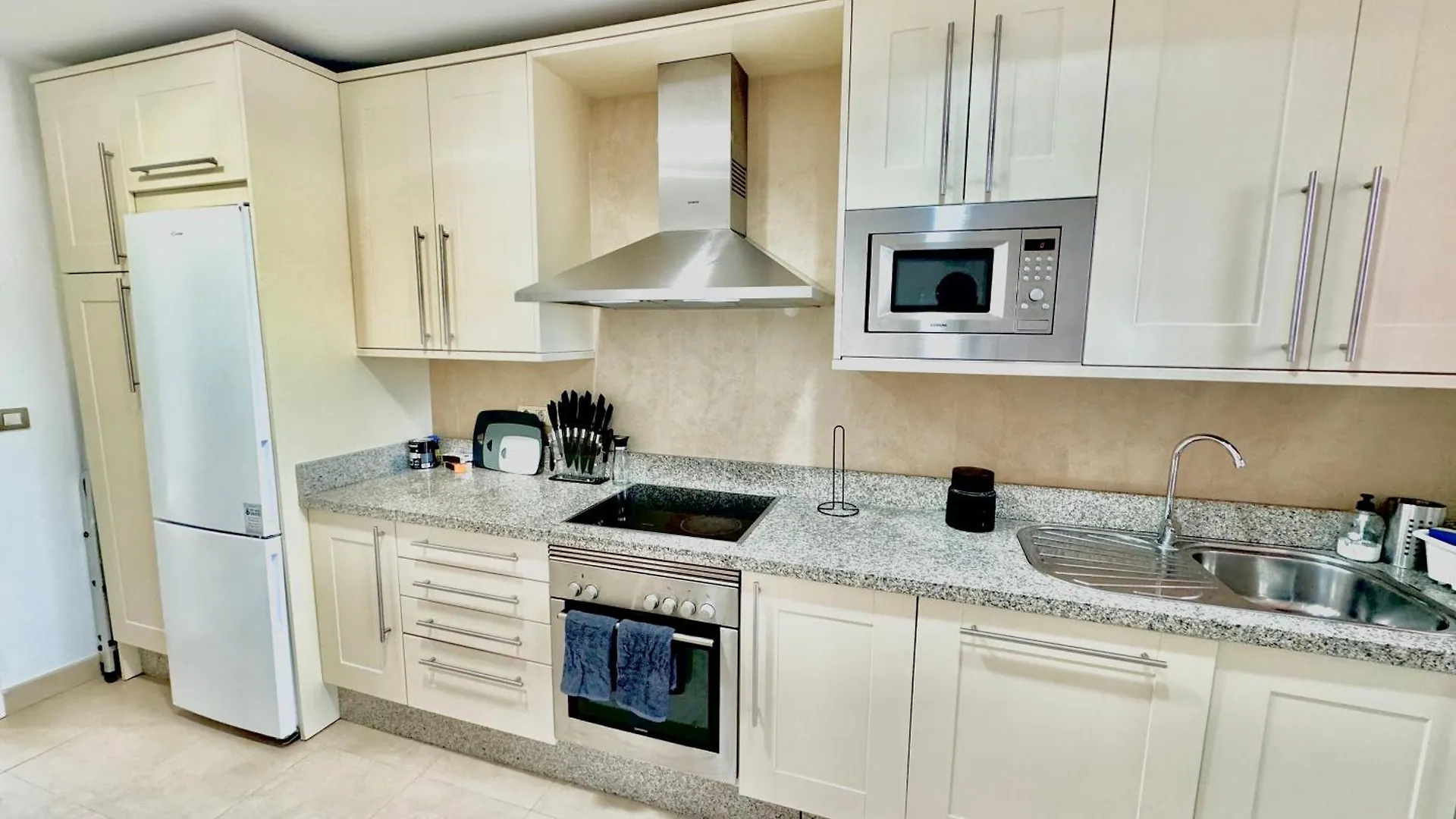 Piso De Lujo Totalmente Equipado A Estrenar Para 6 Estepona