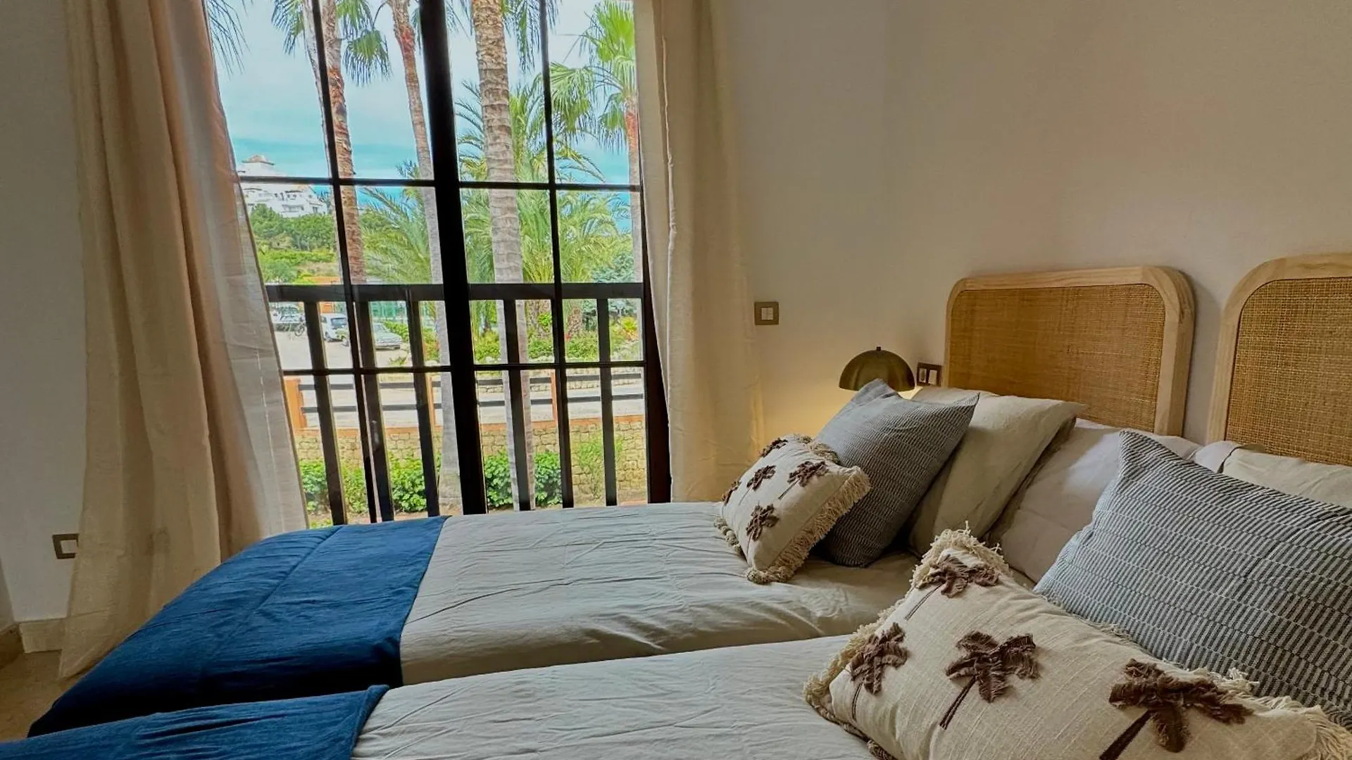 Piso De Lujo Totalmente Equipado A Estrenar Para 6 Estepona Spain