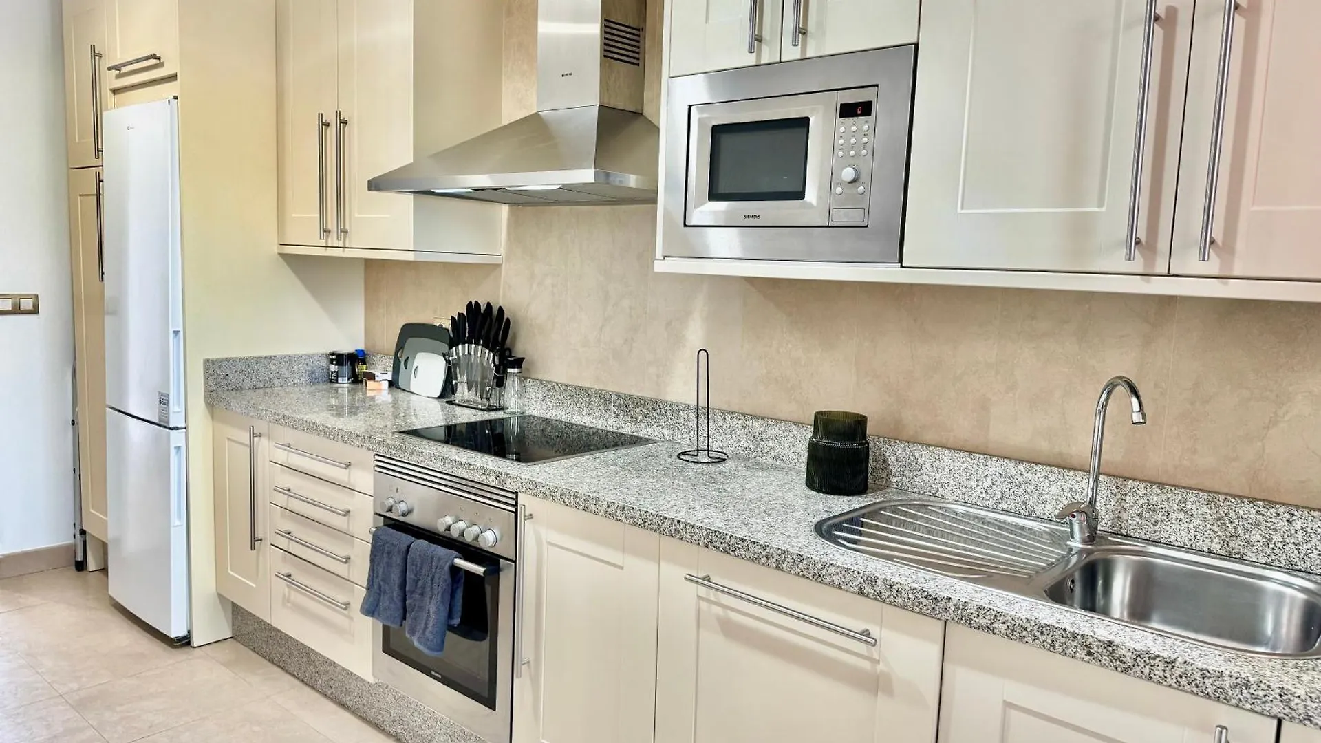 Piso De Lujo Totalmente Equipado A Estrenar Para 6 Estepona